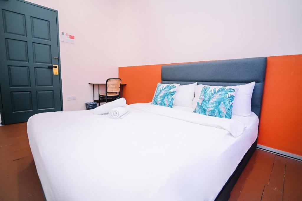 Letto o letti in una camera di Swing & Pillows - 75 Chulia St, Georgetown Penang