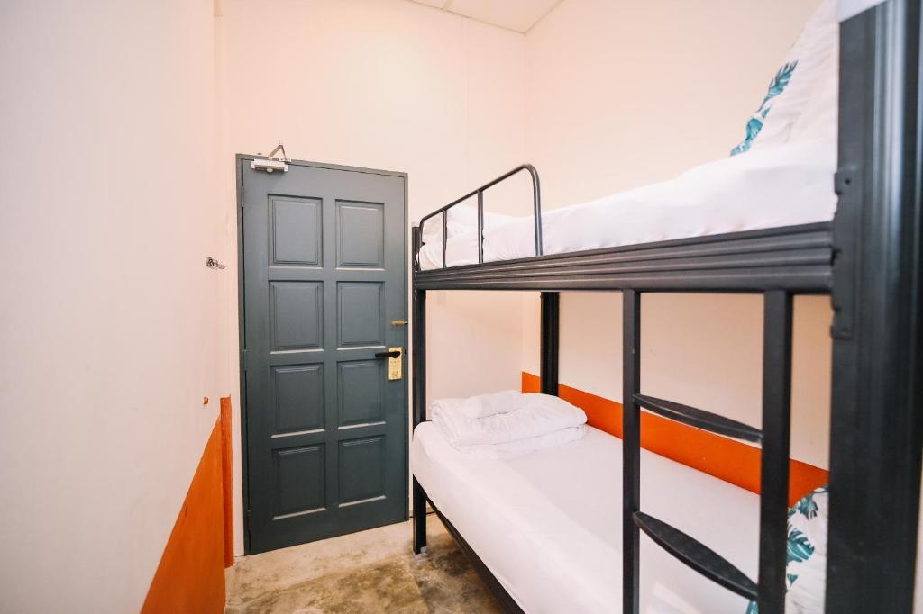 Letto o letti in una camera di Swing & Pillows - 75 Chulia St, Georgetown Penang