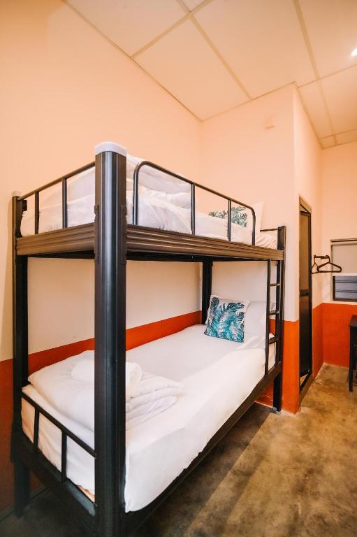 Letto o letti in una camera di Swing & Pillows - 75 Chulia St, Georgetown Penang