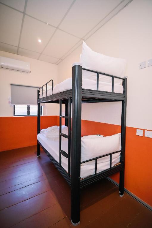 Letto o letti in una camera di Swing & Pillows - 75 Chulia St, Georgetown Penang