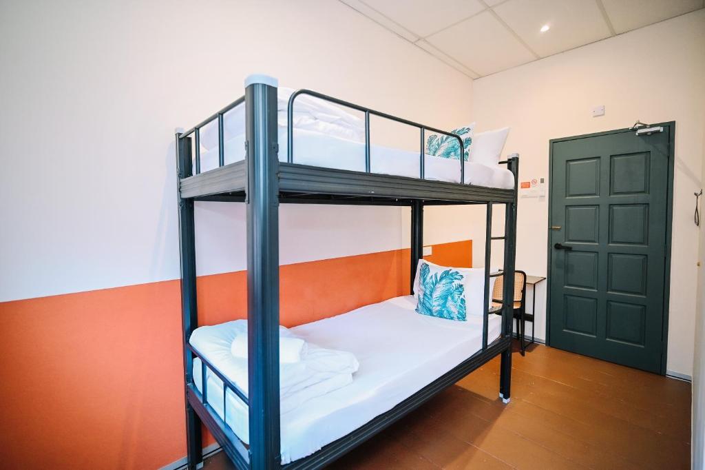 Letto o letti in una camera di Swing & Pillows - 75 Chulia St, Georgetown Penang