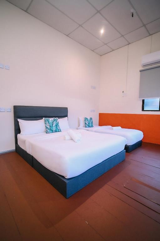 Letto o letti in una camera di Swing & Pillows - 75 Chulia St, Georgetown Penang