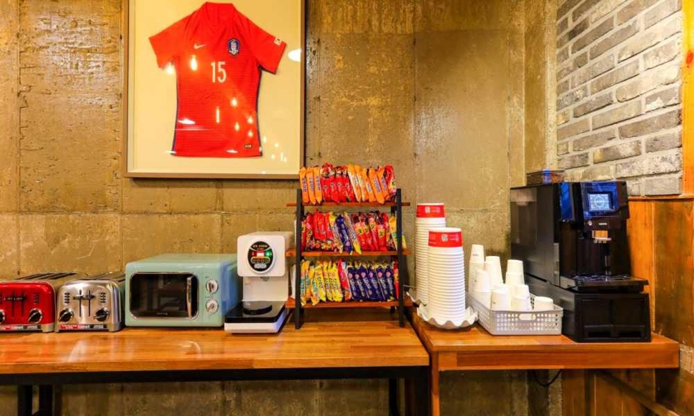 Příslušenství pro přípravu čaje a kávy v ubytování Hotel Yeogieutte Dongdaegu