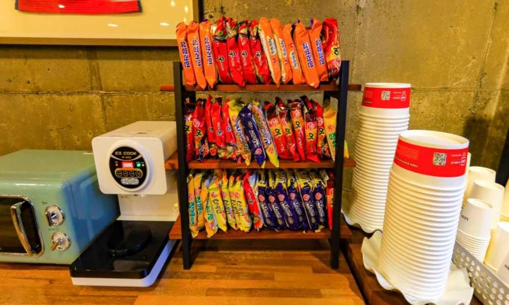 Příslušenství pro přípravu čaje a kávy v ubytování Hotel Yeogieutte Dongdaegu