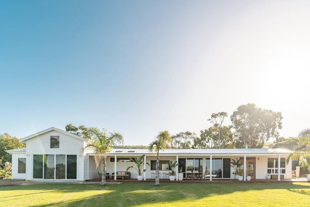 ポートリンカーンにあるThe Rangeの大きな窓と庭のある白い家