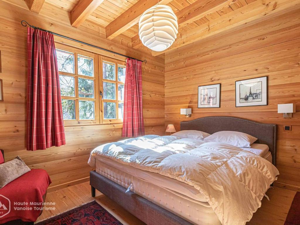 Photo de la galerie de l'établissement Chalet d'exception: 5 chambres, 14 pers, proche pistes, WiFi, cheminée - FR-1-265-370, à Modane