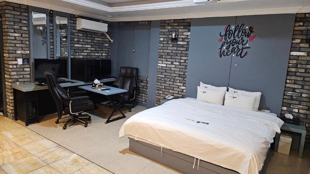 Postel nebo postele na pokoji v ubytování Pyeongtaek Gallery Hotel