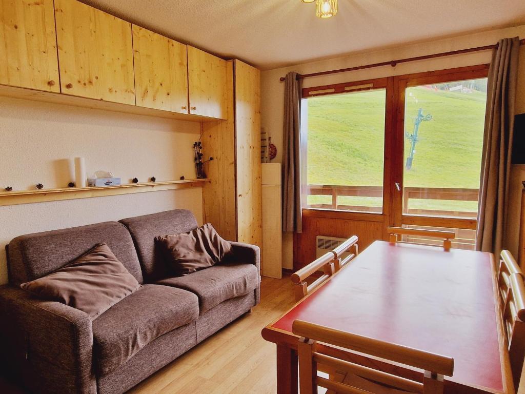 un salon avec un canapé et une table dans l'établissement Studio rénové à La Plagne, pistes à proximité - FR-1-755-34, à Aime La Plagne
