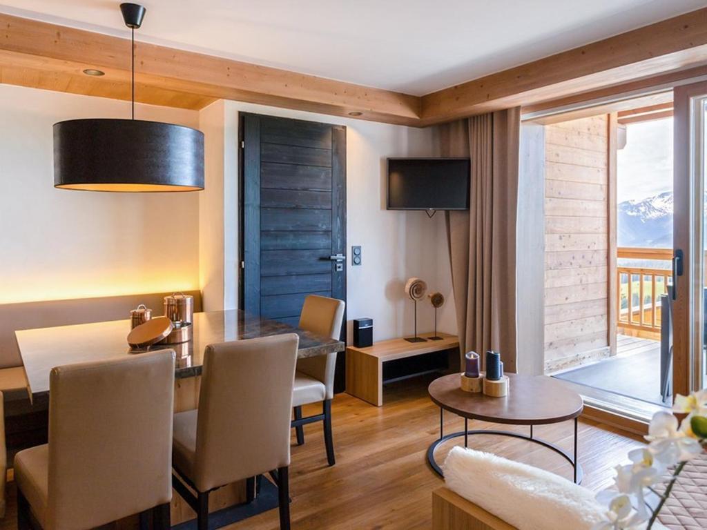 TV a/nebo společenská místnost v ubytování Appartement 4 pièces avec spa et parking – Les Saisies - FR-1-810-27