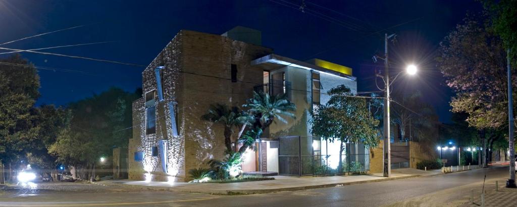 a building on the side of a street at night at La Morada Posada Boutique in Asuncion