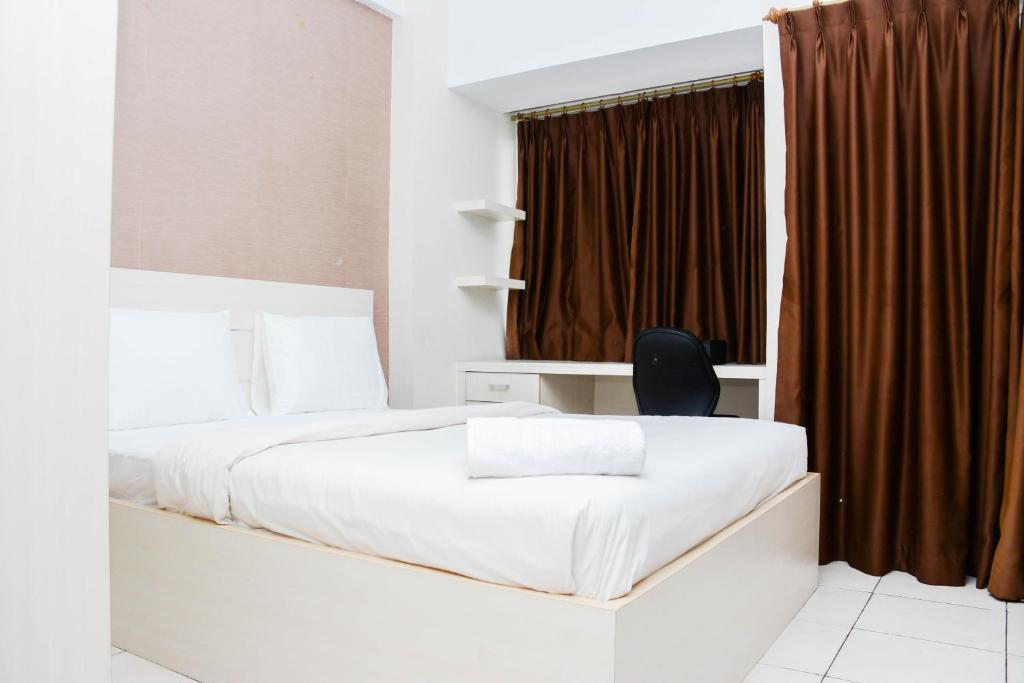 Ένα ή περισσότερα κρεβάτια σε δωμάτιο στο Strategic and Comfy Studio Apartment at Margonda Residence 5 By Travelio