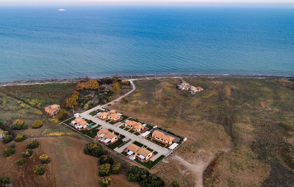 eine Luftansicht eines Hauses am Wasser in der Unterkunft Awesome Home In Marina Di Modica in Marina di Modica