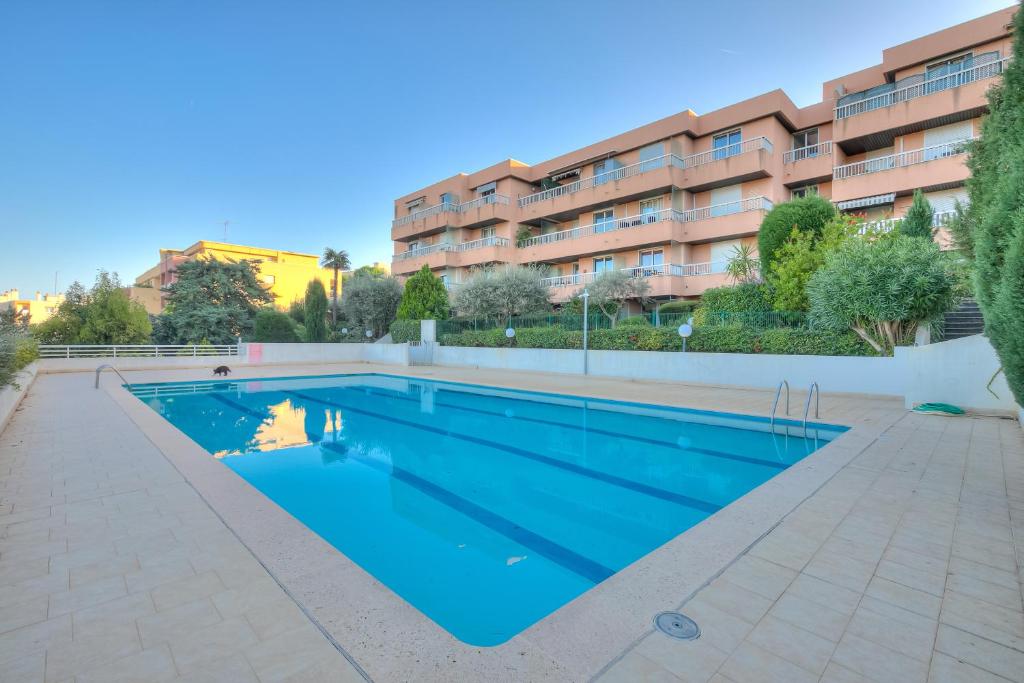 une piscine devant un immeuble dans l'établissement Appartement Fabrina - Happy Rentals, à Nice