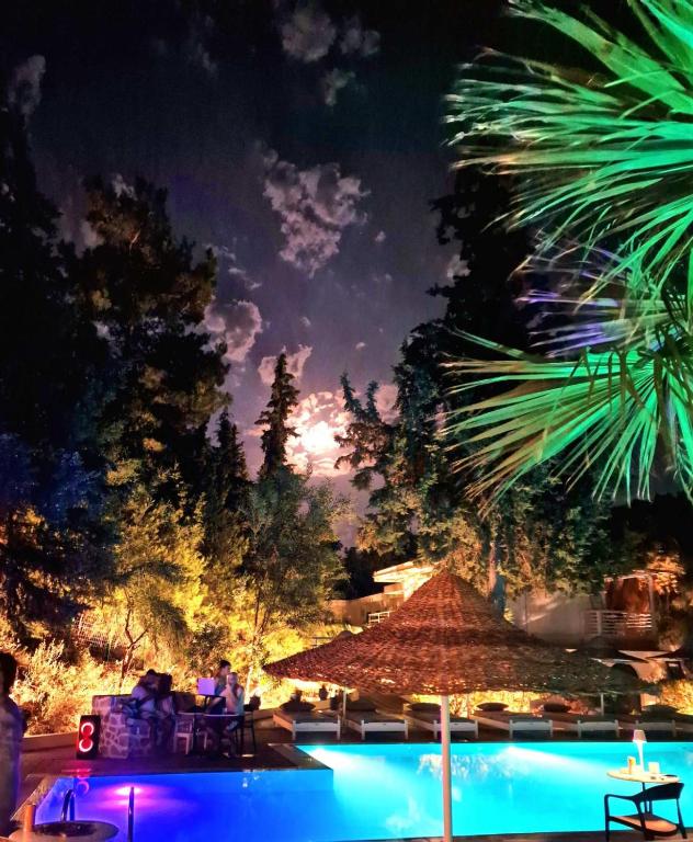 Bazén v ubytování Trees Art Hotel & Suites nebo v jeho okolí