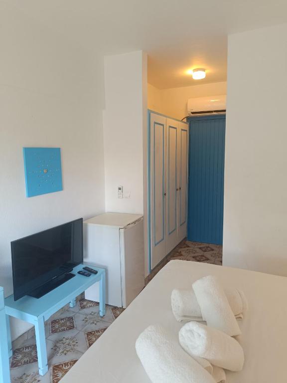 TV a/nebo společenská místnost v ubytování Trees Art Hotel & Suites