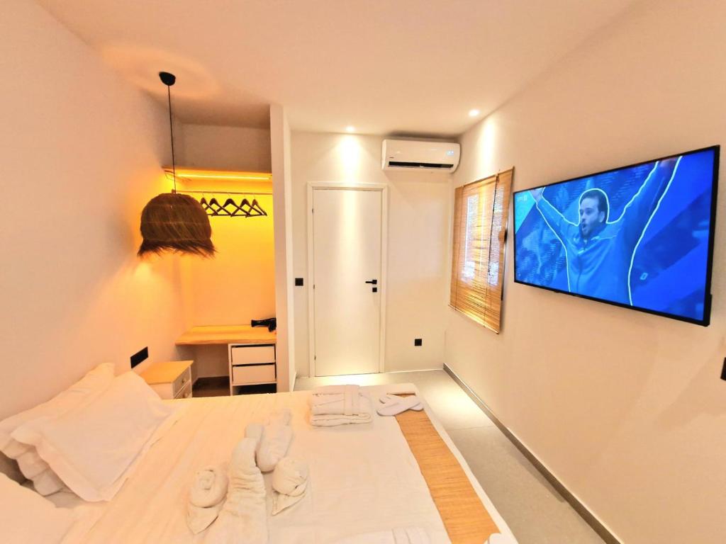 TV a/nebo společenská místnost v ubytování Trees Art Hotel & Suites