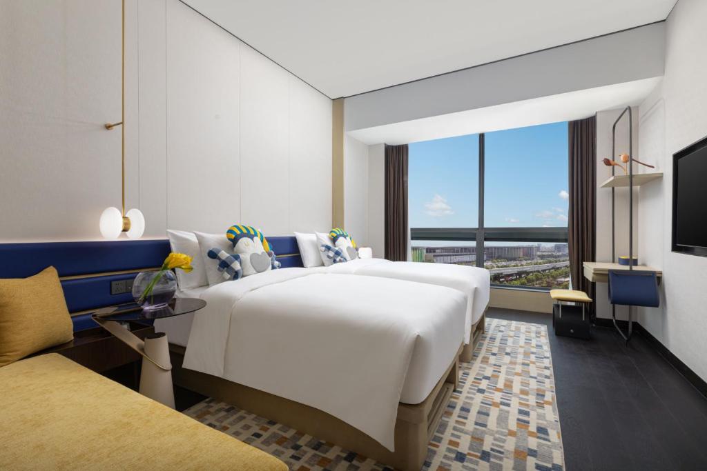 Postel nebo postele na pokoji v ubytování voco Suites Shanghai Hongqiao CBD by IHG