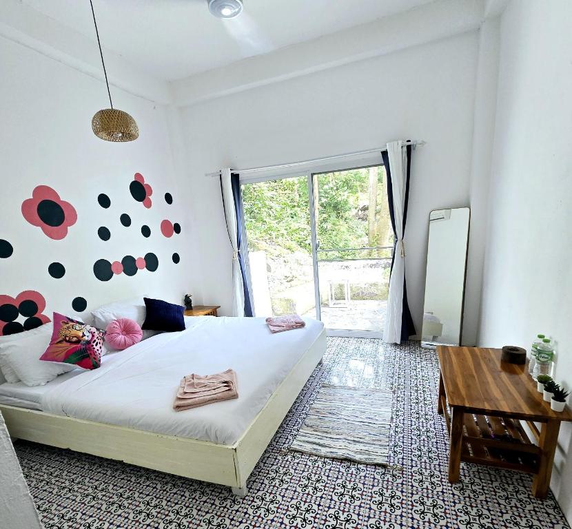 Postel nebo postele na pokoji v ubytování Easy Life Koh Chang