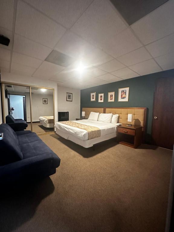 Postel nebo postele na pokoji v ubytování SJ SUITES HOTEL