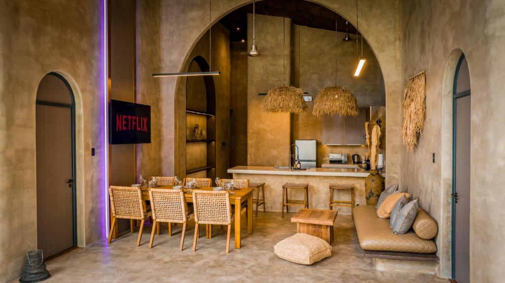 TV a/nebo společenská místnost v ubytování Diwatu Villas