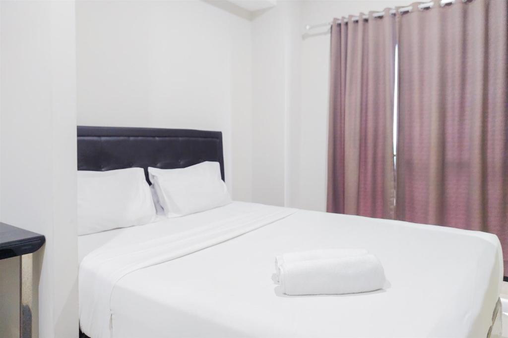Ένα ή περισσότερα κρεβάτια σε δωμάτιο στο Comfy and Modern Studio Room The Ayoma Apartment By Travelio