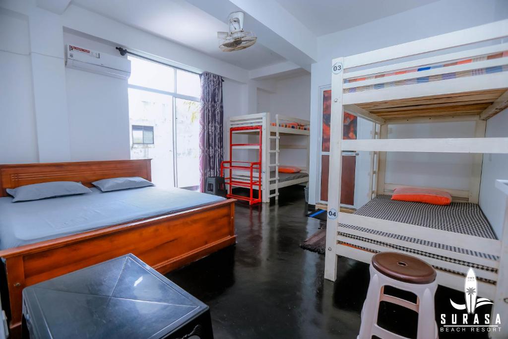 Postel nebo postele na pokoji v ubytování Surasa Beach Resort