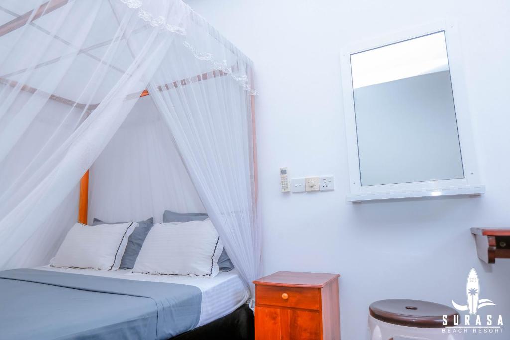 Postel nebo postele na pokoji v ubytování Surasa Beach Resort