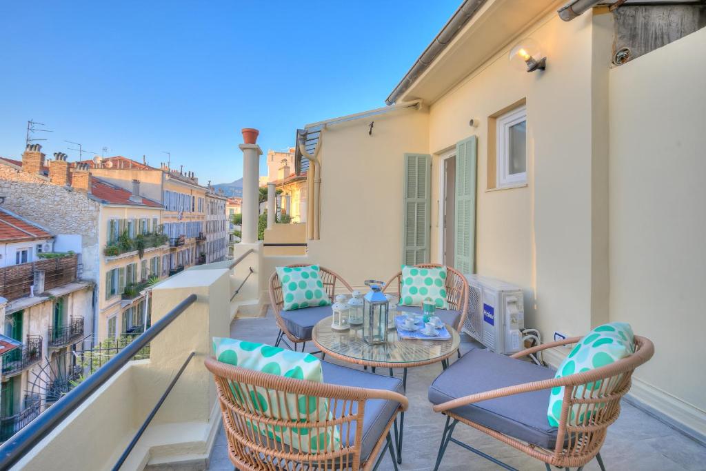 un balcon avec des chaises et une table sur un balcon dans l'établissement Paganini City Center - Happy Rentals, à Nice