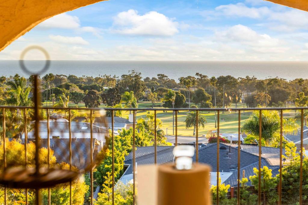 balcone con vista sull'oceano. di # Marbella Lane - Home with Ocean & Golf Course Views a San Clemente