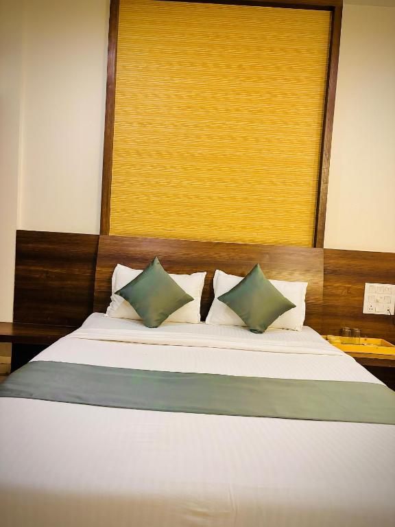 Postel nebo postele na pokoji v ubytování Hotel Saishree`