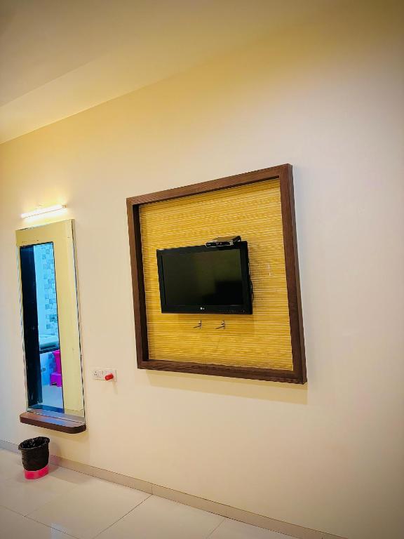 TV a/nebo společenská místnost v ubytování Hotel Saishree`