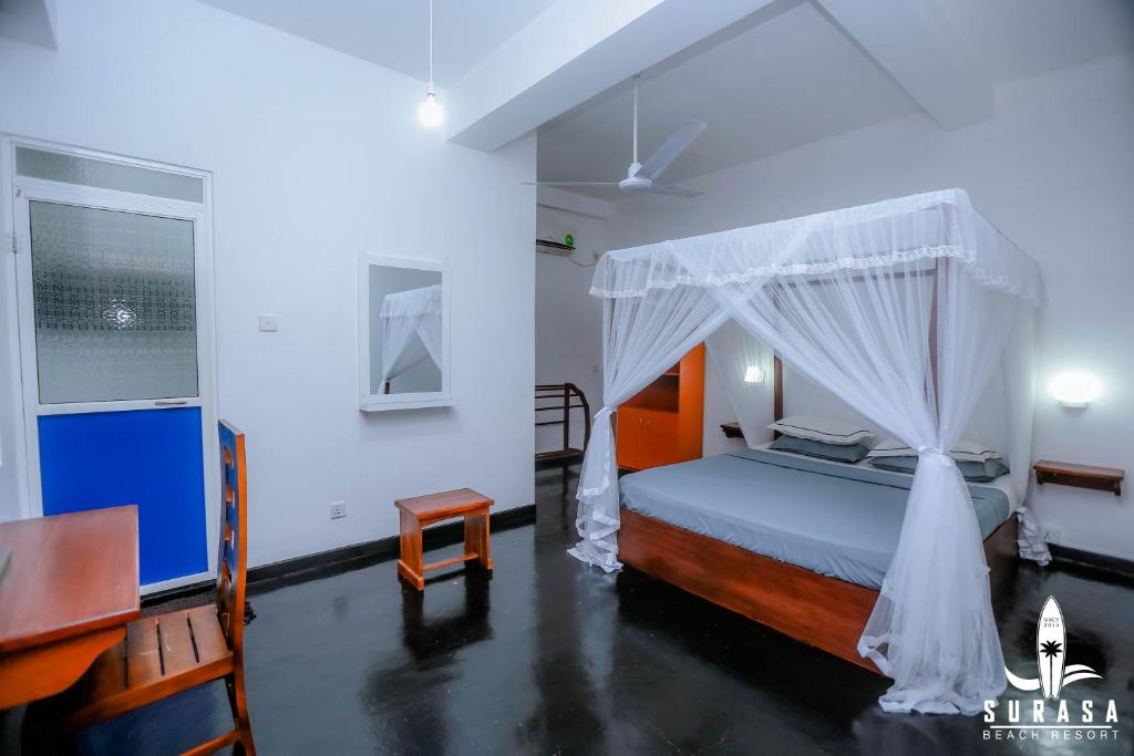 Postel nebo postele na pokoji v ubytování Surasa Beach Resort