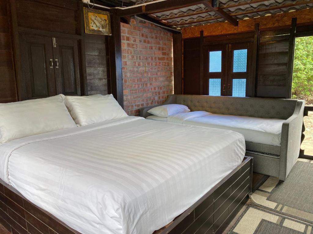Postel nebo postele na pokoji v ubytování Cenanghill Beachfront