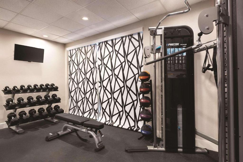 Fitness centrum a/nebo fitness zařízení v ubytování Radisson Hotel McAllen Airport