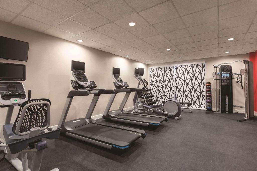 Fitness centrum a/nebo fitness zařízení v ubytování Radisson Hotel McAllen Airport