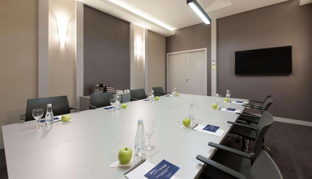 Área de negócios e/ou sala de conferências em Radisson Blu Belo Horizonte Savassi