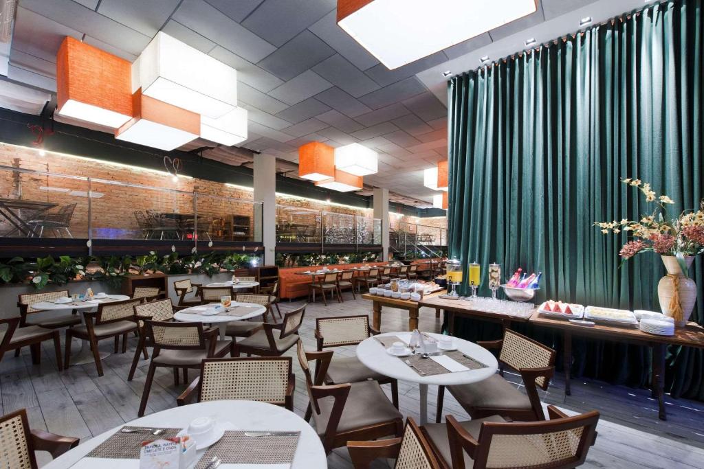 Um restaurante ou outro lugar para comer em Radisson Blu Belo Horizonte Savassi