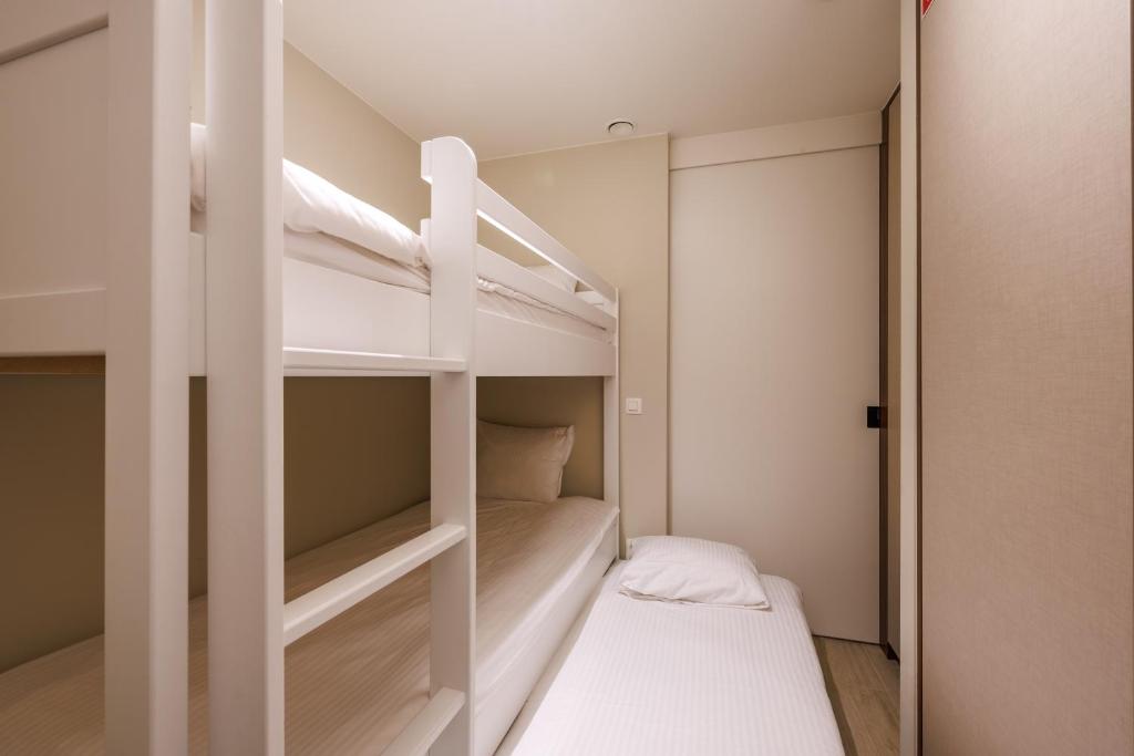 Ein Bett oder Betten in einem Zimmer der Unterkunft The CORNR Hotel