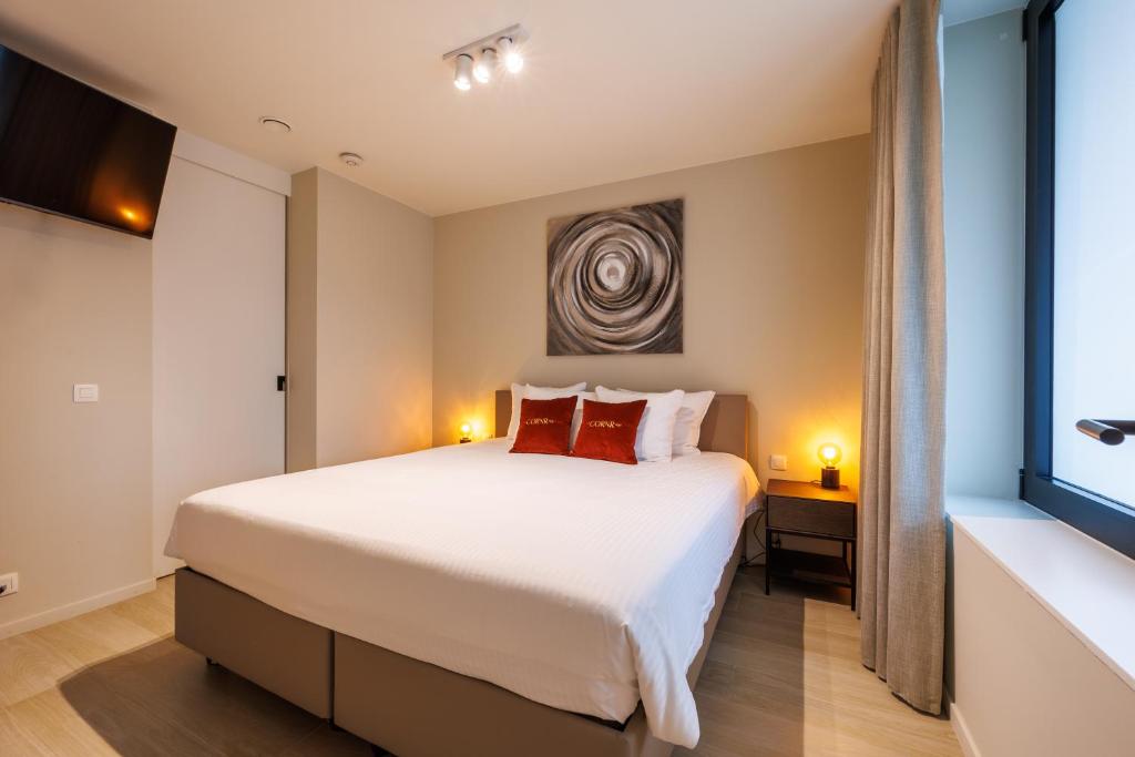 Ein Bett oder Betten in einem Zimmer der Unterkunft The CORNR Hotel