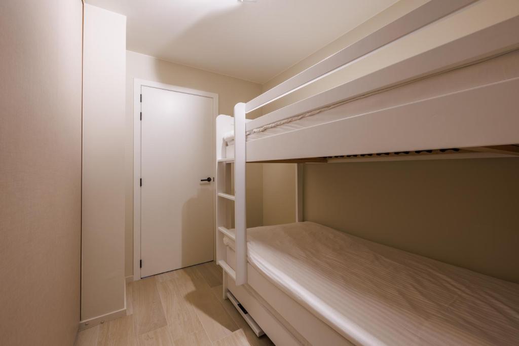 Ein Bett oder Betten in einem Zimmer der Unterkunft The CORNR Hotel