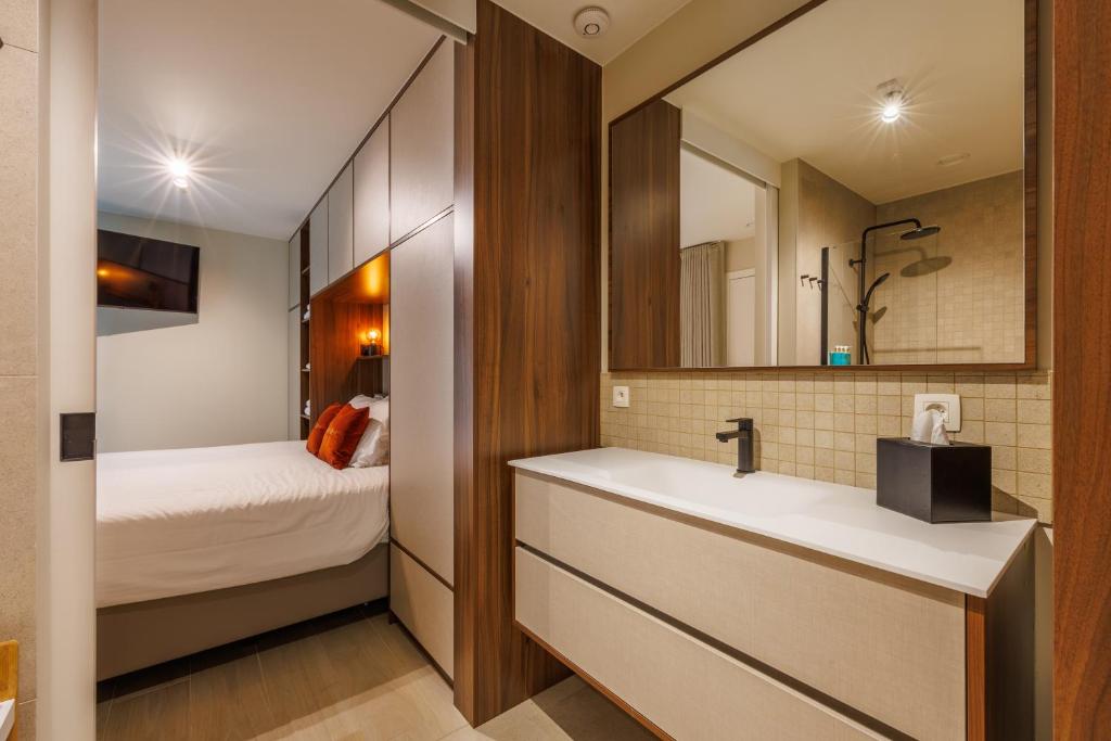 Ein Bett oder Betten in einem Zimmer der Unterkunft The CORNR Hotel