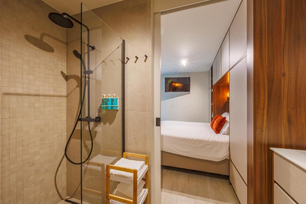 Ein Bett oder Betten in einem Zimmer der Unterkunft The CORNR Hotel