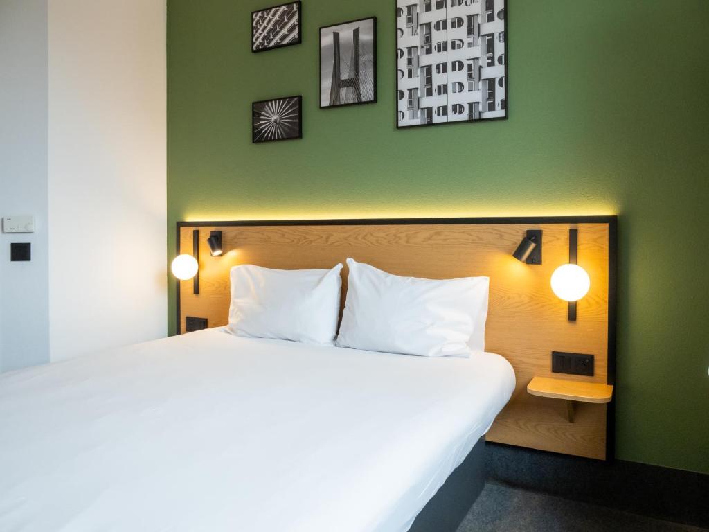 Postel nebo postele na pokoji v ubytování B&B HOTEL Wrocław Centrum