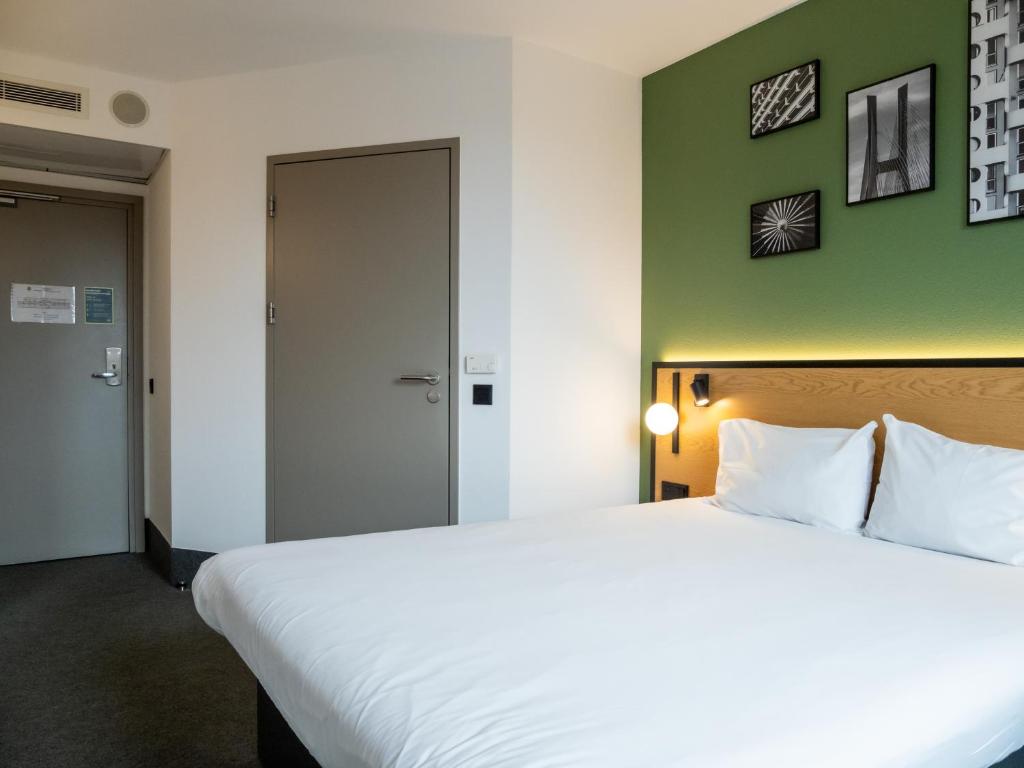 Postel nebo postele na pokoji v ubytování B&B HOTEL Wrocław Centrum