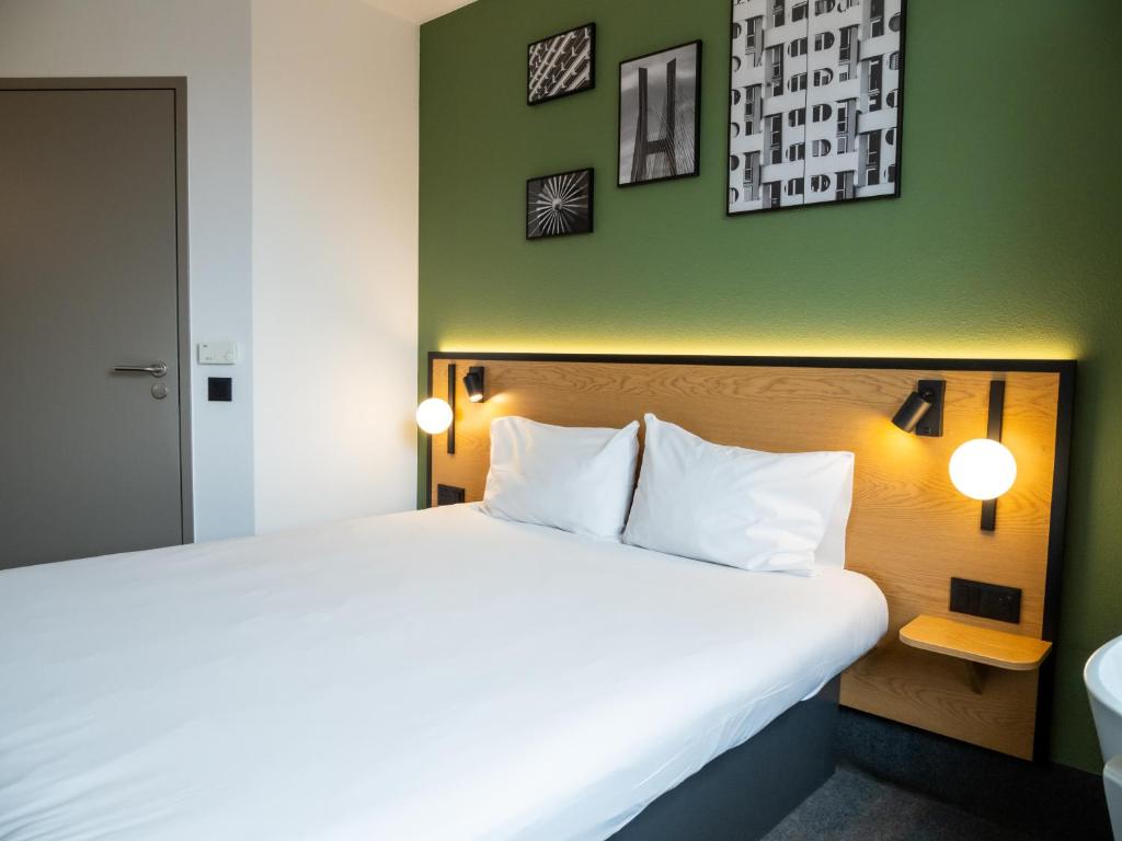 Postel nebo postele na pokoji v ubytování B&B HOTEL Wrocław Centrum