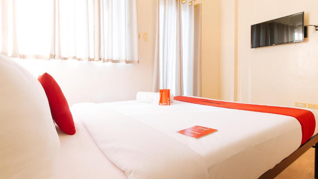 RedDoorz Plus at Alpina Heights Paranaque - Camera Familiare