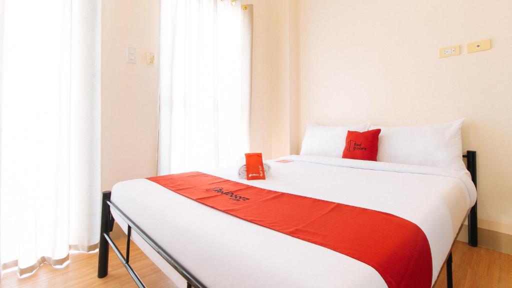 RedDoorz Plus at Alpina Heights Paranaque - Camera Familiare Deluxe