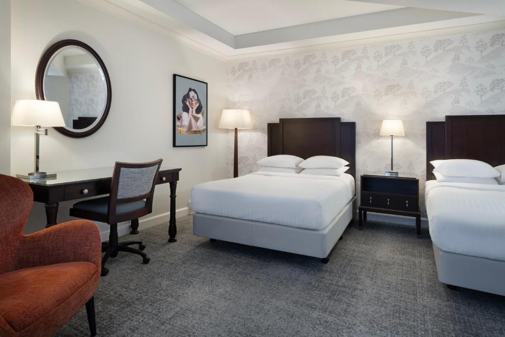 Ein Bett oder Betten in einem Zimmer der Unterkunft Delta Hotels by Marriott Worsley Park Country Club