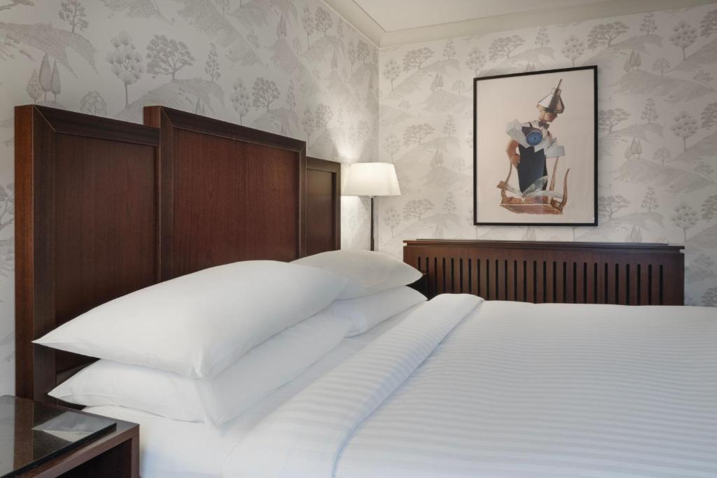 Ein Bett oder Betten in einem Zimmer der Unterkunft Delta Hotels by Marriott Worsley Park Country Club