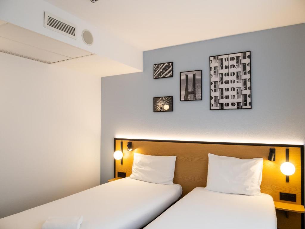 Postel nebo postele na pokoji v ubytování B&B HOTEL Wrocław Centrum
